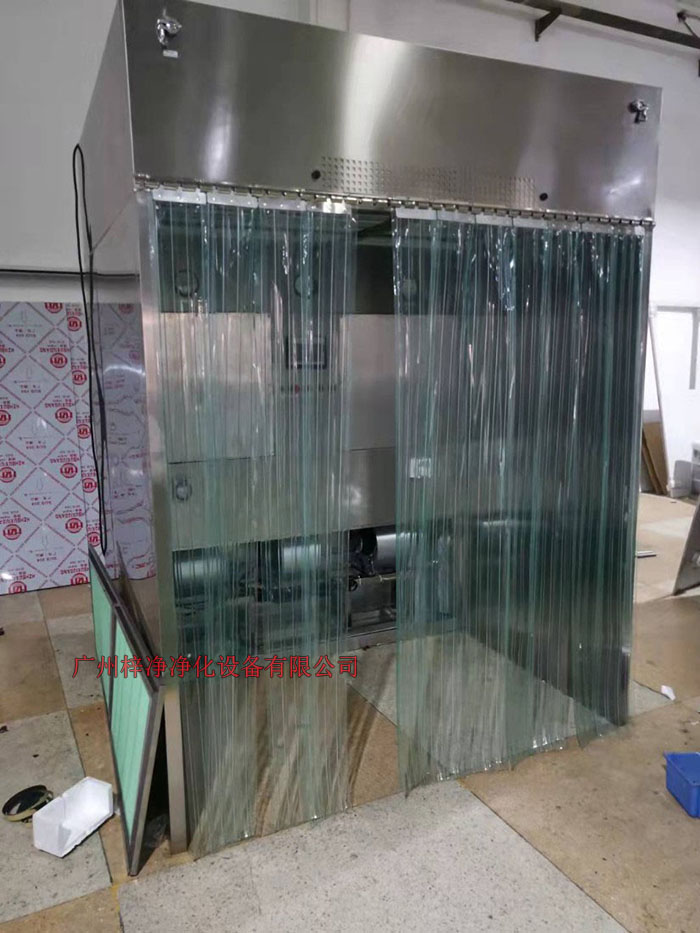 洁净层流采样车具体要求；从室内空气经过初效过滤器，从高效空气过滤器出风，配无隔板高效过滤器过滤效率为：99.99@0.3μm和G4级初效过滤器，确保净化级别，静态100级美联邦209E标准；