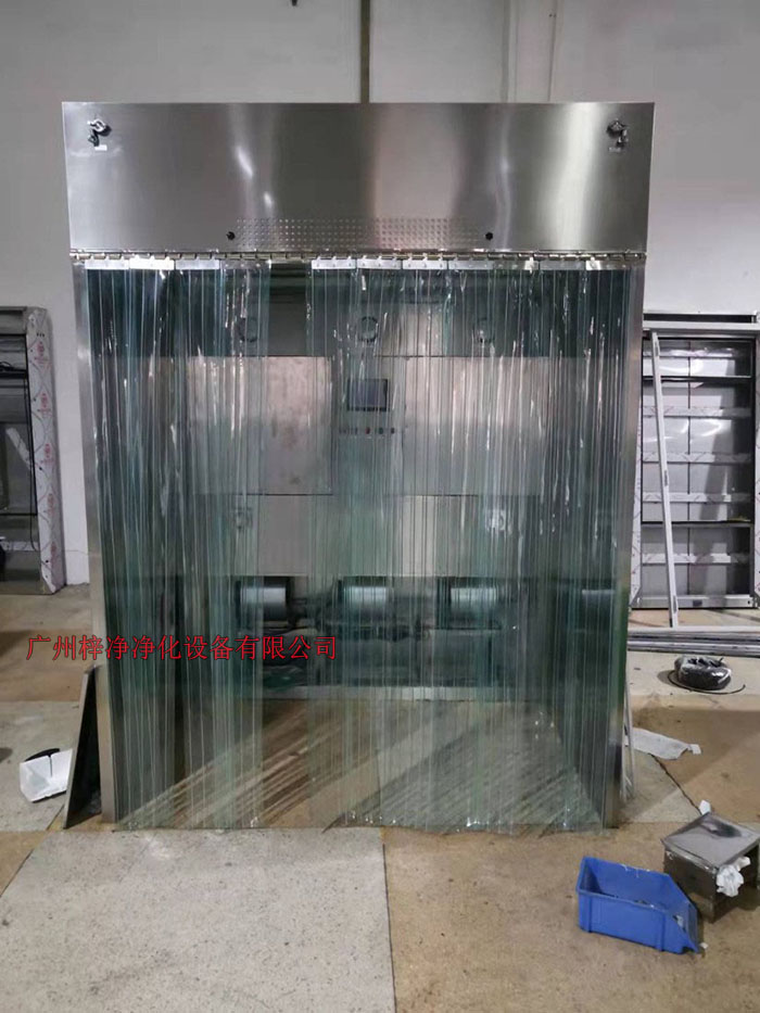 洁净层流采样车具体要求；从室内空气经过初效过滤器，从高效空气过滤器出风，配无隔板高效过滤器过滤效率为：99.99@0.3μm和G4级初效过滤器，确保净化级别，静态100级美联邦209E标准；