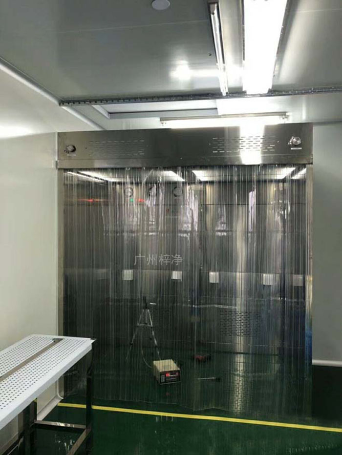 负压称量罩负压称量室内空气经初效过滤器、中效过滤器，由离心风机压入静压箱，在经高效过滤器后从气流扩散送风单元出风面吹出
