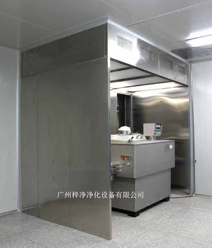 负压称量室由蜂鸣器、风速传感器、PAO注入口、DOP检测口、中效压差表、初效压差表、高效压差表、集中控制屏、防尘插座、回风网孔板、排风网孔、启动按钮、急停、风机箱、风机、初效过滤器、液槽高效过滤器、照明灯具、均流膜、无隔板高效过滤器几大部件组成的。